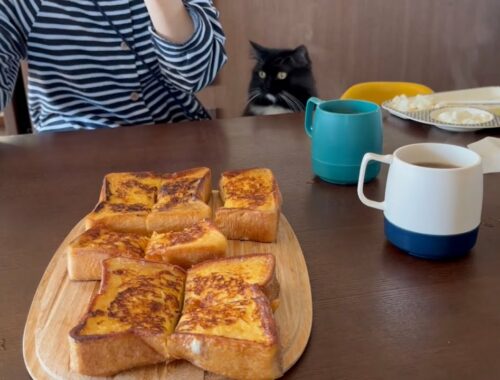 家族の朝食時、当たり前のように決まった位置に座る猫　ラガマフィン　A cat with a fixed position for eating