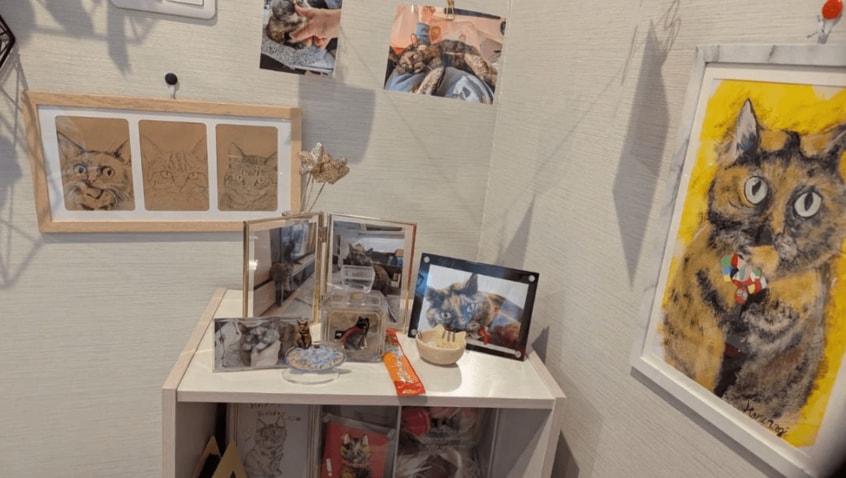 自宅に置かれたジジの祭壇。壁の絵は、フォロワーからの贈り物だという（photo／古川さん提供）